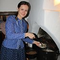 Sabrina Pasičnyková z Valašského muzea v přírodě během vánočního jarmarku vařila a zájemcům servírovala pokrmy, které naši předkové připravovali na štědrovečerní hostinu.