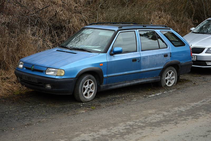 S autovraky a dlouhodobě odstavenými auty se potýkají města i  vesnice.