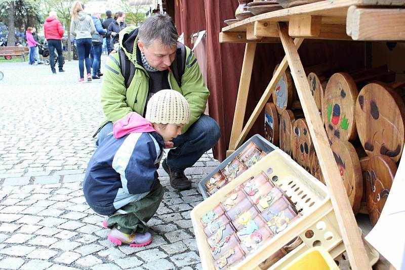 Ani chvilkama téměř podzimní počasí neodradilo návštěvníky Velikonočního jarmarku, který se konal ve čtvrtek 13. dubna na Dolním náměstí ve Vsetíně.