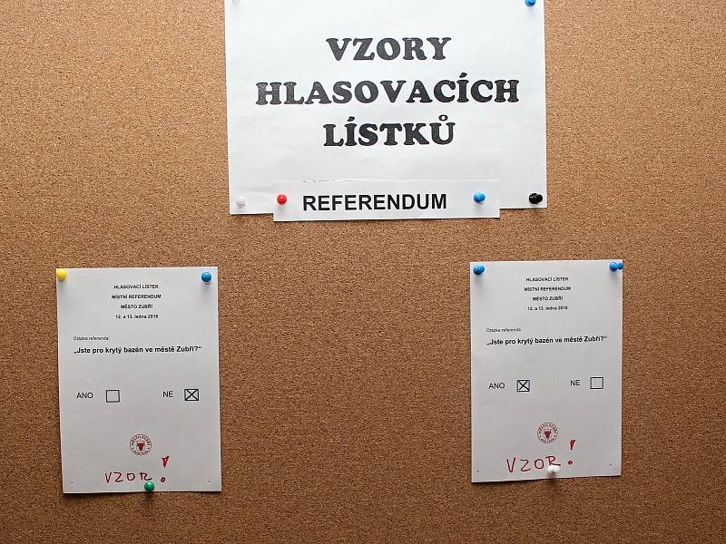 V Zubří u Valašského Meziříčí volili obyvatelé kromě nového prezidenta republiky také v místním referendu. V jedné volební místnosti tak byly dvě hlasovací schránky.