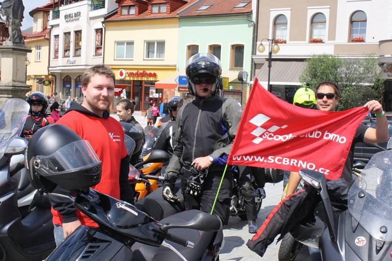 Rožnov pod Radhoštěm v sobotu a neděli hostí III. ročník srazu skútrařů. Přijelo na něj přes tři sta majitelů těchto specifických motorek