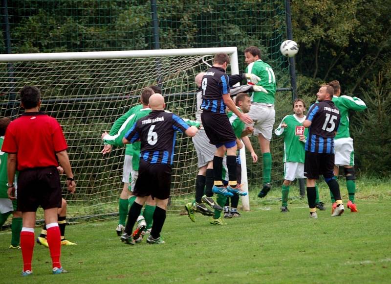 Fotbalisté Branek (zelené dresy) doma prohráli s Lužnou 0:2.