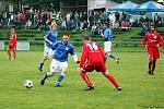 Fotbalisté Kelče (modré dresy) před pěknou návštěvou doma rozstříleli Březnici 5:0 a v tabulce B skupiny 1. B třídy jsou první.