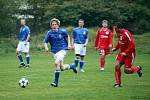 Fotbalisté Kelče (modré dresy) před pěknou návštěvou doma rozstříleli Březnici 5:0 a v tabulce B skupiny 1. B třídy jsou první.