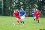 Fotbalisté Kelče (modré dresy) před pěknou návštěvou doma rozstříleli Březnici 5:0 a v tabulce B skupiny 1. B třídy jsou první.