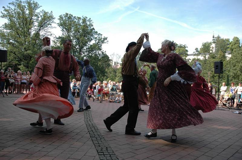 O pozvání k návštěvě víkendových 46. Liptálských slavností se ve Vsetíně postaraly některé ze zahraničních souborů, které se folklorního festivalu účastní. Mimo jiné z USA, Bulharska a Nového Zélandu.