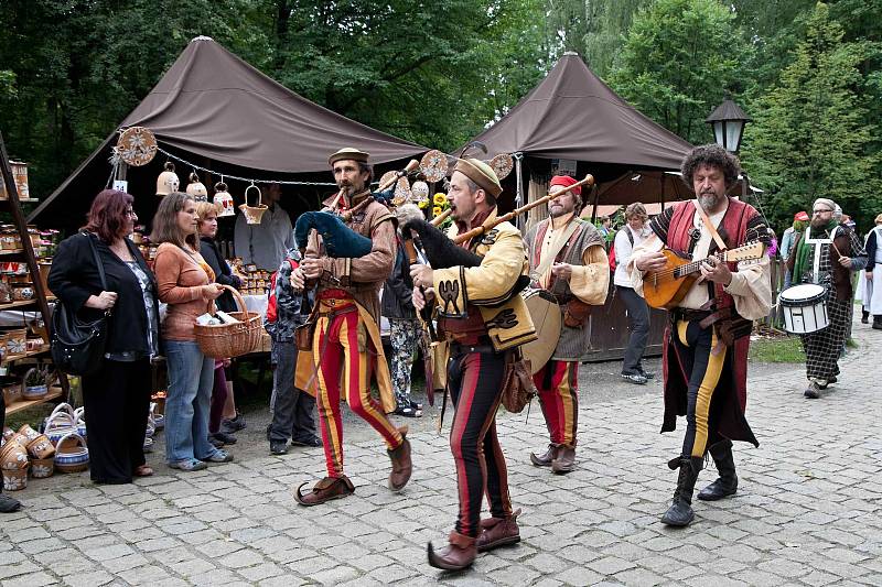 Vystoupení skupiny hrající historickou hudbu na Starodávném jarmarku v Rožnově pod Radhoštěm.