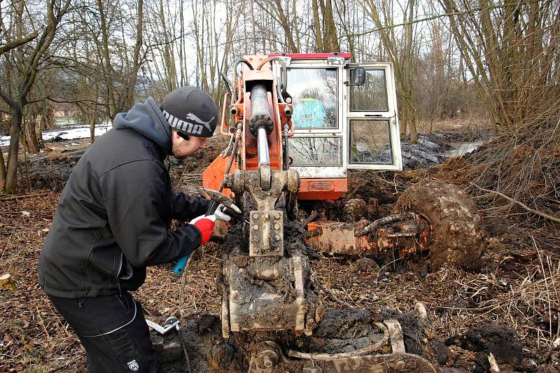 Ochránci přírody za pomoci bagru čistí tůně mokřadu Rákosina u Stříteže nad Bečvou; leden 2020