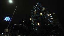 Vánoční výzdoba ve Valašském Meziříčí - vánoční strom v Sokolské ulici