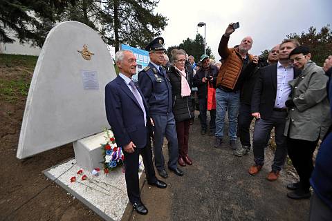 Slavnostní odhalení památníku vsetínského rodáka a pilota RAF Františka Vavřínka ve Vsetíně; sobota 1. října 2022