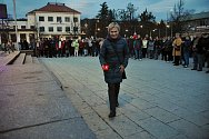 Jaroslava Kudlíková zapaluje v neděli 17. listopadu 2019 svíčku na vsetínském náměstí Svobody při příležitosti 30. výročí sametové revoluce. Zopakovala si tak stejný moment z revolučního roku 1989, kdy jako první a v ten okamžik jediná zapálila 18. listop