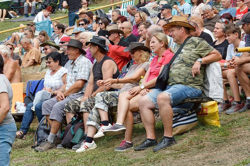 Diváci na 21. ročníku country festivalu Starý dobrý western na scéně v Letním kině v Bystřičce na Vsetínsku. Festival se konal od pátku 2. srpna do neděle 4. srpna 2019