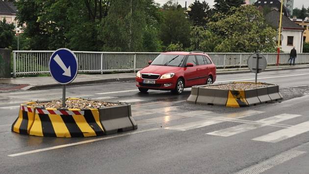 Bezpečnostní ostrůvek na silnici ve Vsetínské ulici v centru Valašského Meziříčí.