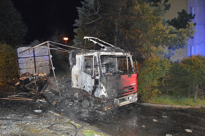 Požár nákladního automobilu na sídlišti ve Velkých Karlovicích hasily čtyři jednotky hasičů