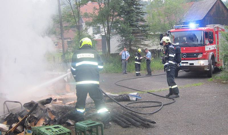 Požár odpadu u bývalé restaurace Formanka ve Vsetíně – Semetíně.