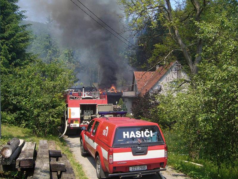 Hasiči likvidovali rozsáhlý požár hospodářského stavení v Rožnově pod Radhoštěm.