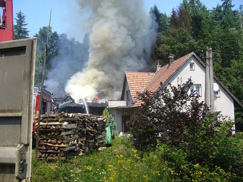 Hasiči likvidovali rozsáhlý požár hospodářského stavení v Rožnově pod Radhoštěm.