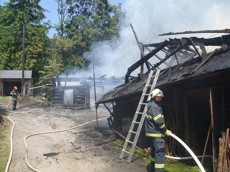 Hasiči likvidovali rozsáhlý požár hospodářského stavení v Rožnově pod Radhoštěm.