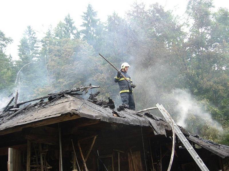 Hasiči likvidovali rozsáhlý požár hospodářského stavení v Rožnově pod Radhoštěm.