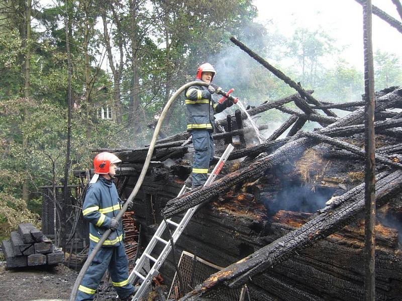 Hasiči likvidovali rozsáhlý požár hospodářského stavení v Rožnově pod Radhoštěm.