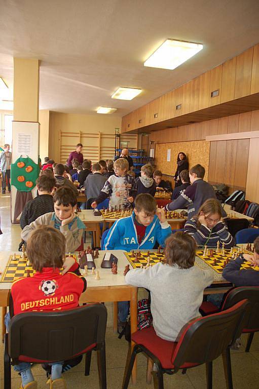 Více než sto šachistů ze základních a středních škol z celého kraje přijelo do vsetínského střediska Alcedo sehrát partii o postup do republikového fi­nále