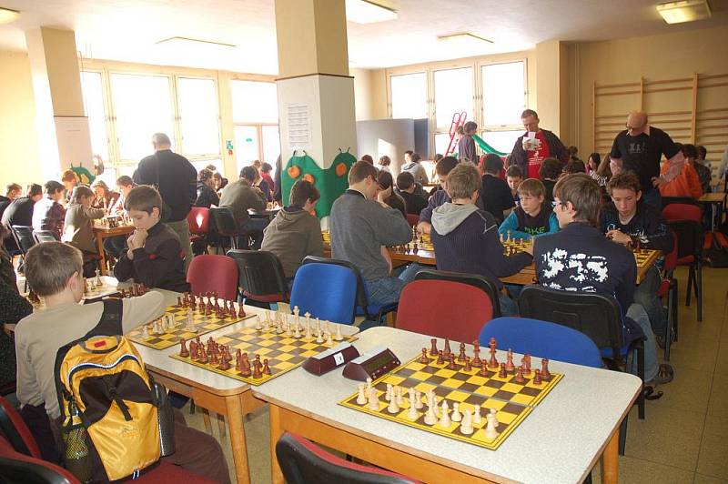 Více než sto šachistů ze základních a středních škol z celého kraje přijelo do vsetínského střediska Alcedo sehrát partii o postup do republikového fi­nále