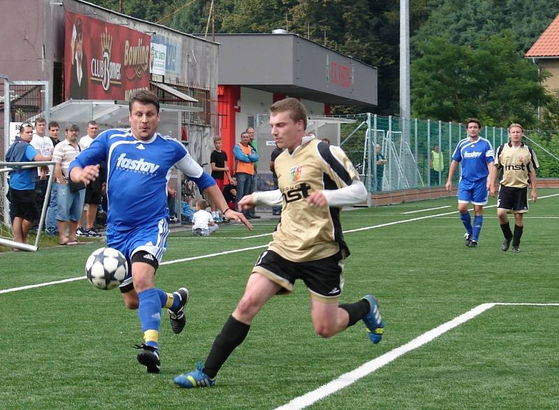 Fotbalisté Semetína (modré dresy) se zapotili, Valašskou Senici porazili těsně 1:0.