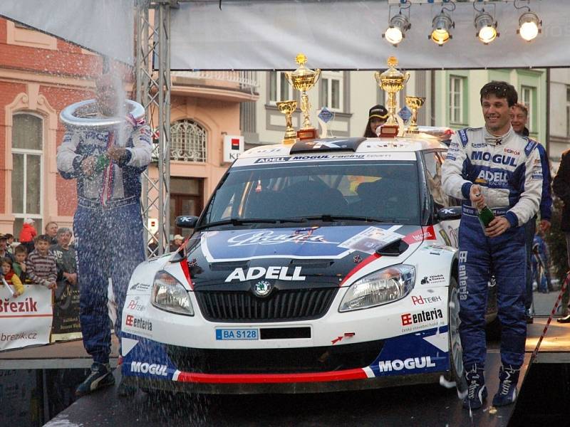 Bonver Valašská rally 2012 – cíl na náměstí ve Valašském Meziříčí – stříbrná posádka Kresta – Gross.