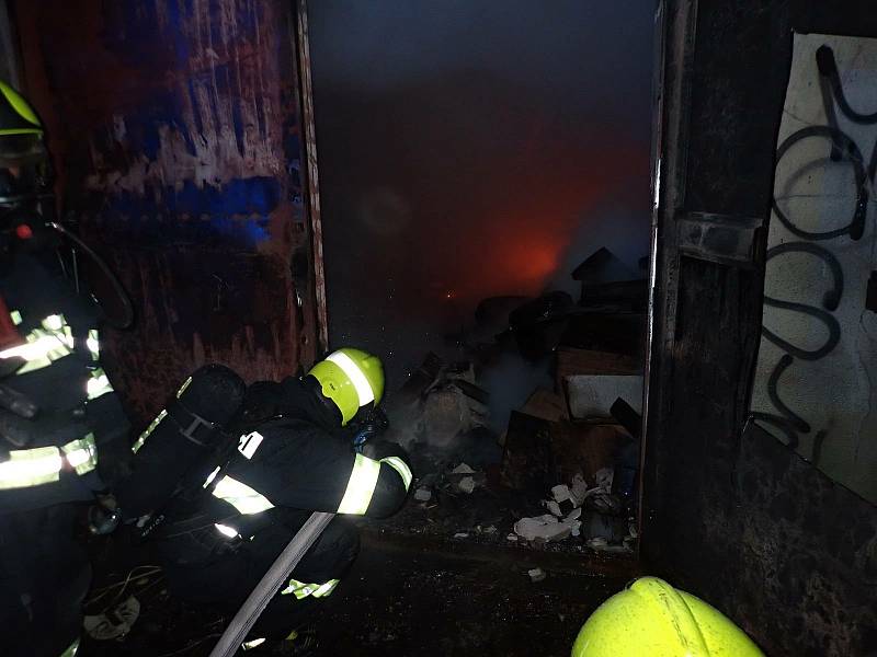 Hasiči likvidují požár v budově bývalého pneuservisu v Příční ulici ve Valašském Meziříčí; středa 13. října 2021