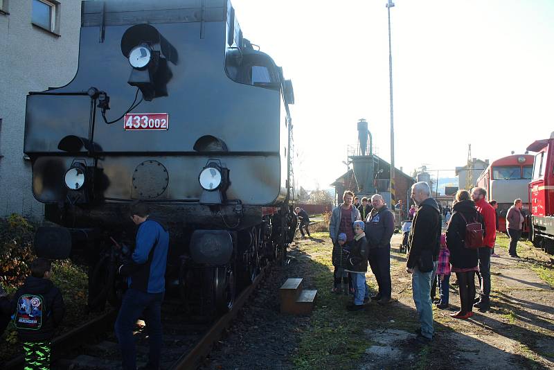 S parní lokomotivou 433.002 zvanou Matěj se přišly 23. listopadu 2019 do valašskomeziříčského depa rozloučit stovky lidí. Na opravu nejsou peníze, Matěj poputuje do depozitáře NTM v Chomutově.