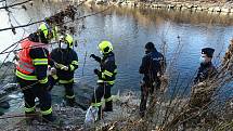 Do řeky Bečvy ve Valašském Meziříčí ve středu 2. prosince 2020 opět unikla neznámá chemikálie. Uhynulo také několik ryb.