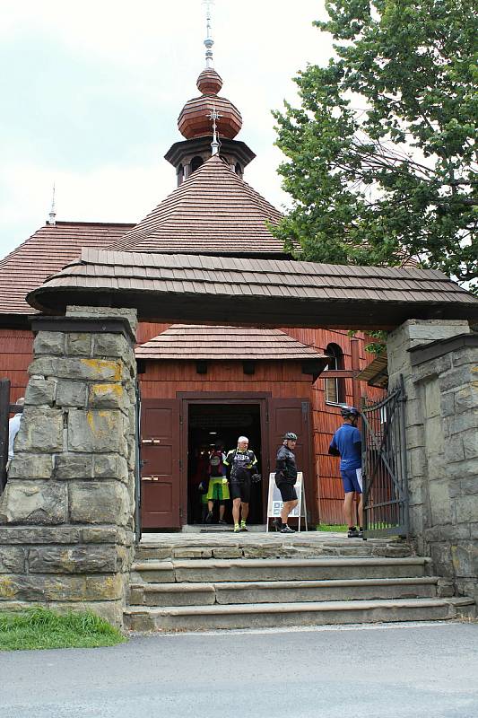 Velké Karlovice se těší velké oblibě turistů. Výjimkou nebyl ani poslední prázdninový týden roku 2020. Oblíbeným cílem je kostel Panny Marie Sněžné, který nabízí komentované prohlídky.