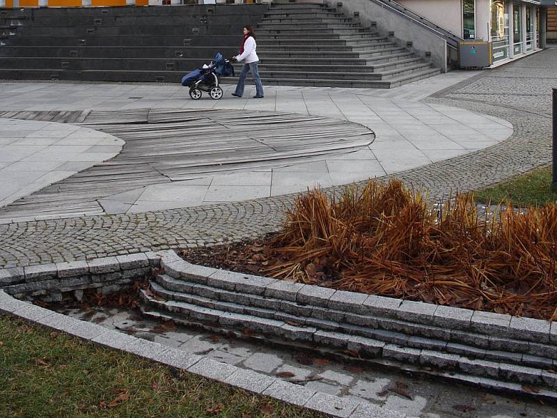 Před knihovnou bude namísto toho nová kašna. Zmizí zastávky, přibude více zeleně 