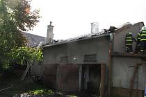 Škodu za přibližně osm set tisíc korun způsobil ve středu ráno požár rodinného domu 