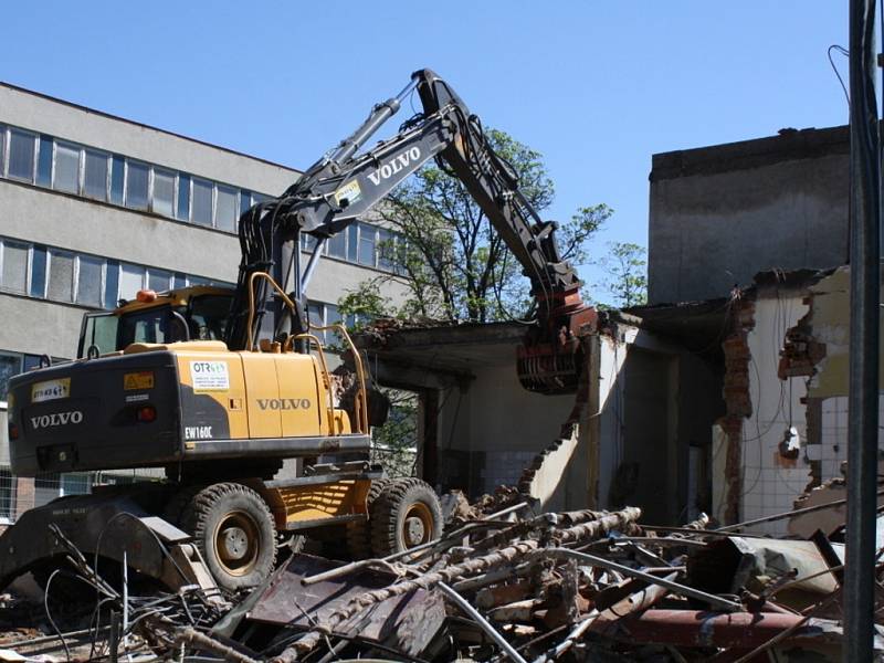 Demoliční práce ve Vsetínské nemocnici se dostávají do poslední fáze, kdy nastupuje těžká technika.