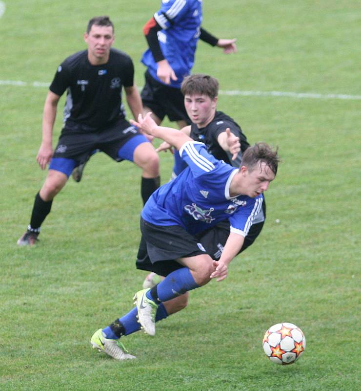 Fotbalisté Vigantic (v černém) se rozloučili s podzimní části I. A třídy skupiny A v derby s Rožnovem pod Radhoštěm přesvědčivou výhrou 5:0. Lví podíl na ni měli největší hvězdy Vigantic Milan Baroš a René Bolf, kteří dali po jedné brance, domácí útočník 