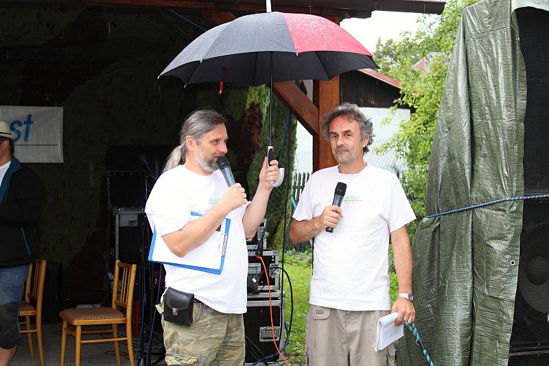 Třiadvacátý ročník Malého festivalu na konci světa s názvem Amfolkfest se uskutečnil v sobotu 28. července v osadě Pulčín. Moderátorské duo Dušan Trličík a Milan Plch.