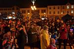 Na náměstí v Rožnově pod Radhoštěm se ve středu 11. prosince 2019 tradiční akce Česko zpívá koledy zúčastnilo několik stovek lidí. Zahrála Cimbálová muzika Valašsko.