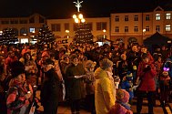Tradiční akce Česko zpívá koledy na náměstí v Rožnově pod Radhoštěm. Ilustrační foto