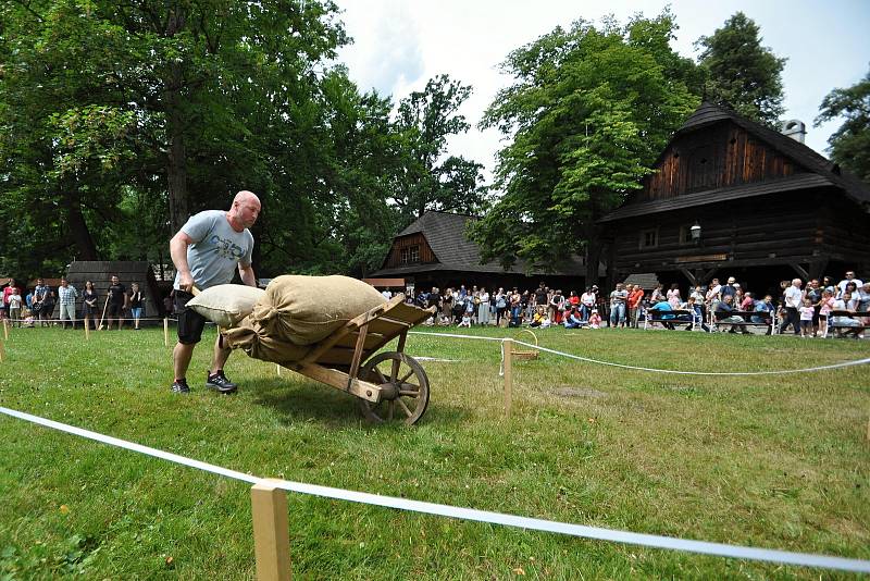 Valašské muzeum v přírodě v Rožnově pod Radhoštěm hostilo v sobotu 16. července 2022 dvacátý sedmý ročník Pekařské soboty. Součástí byl návštěvnický trojboj v netradičních disciplínách.