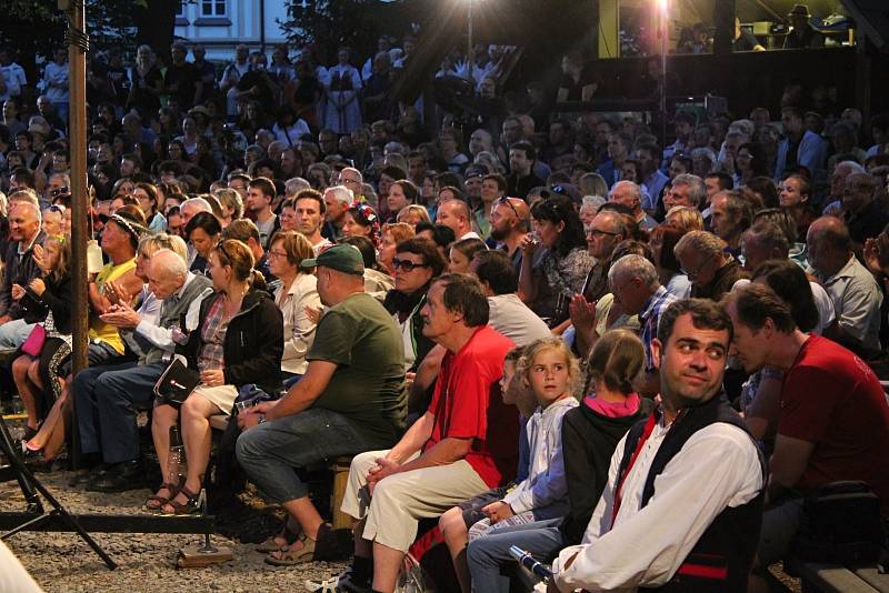 Do programu devětatřicátého ročníku festivalu Rožnovské slavnosti zařadili pořadatelé na sobotní večer program s názvem Rožnove, město pod Radhoštěm.