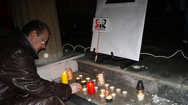 Ve středu večer v mrazivém počasí se v parku před vsetínským zámkem konala vzpomínková akce na Václava Havla.