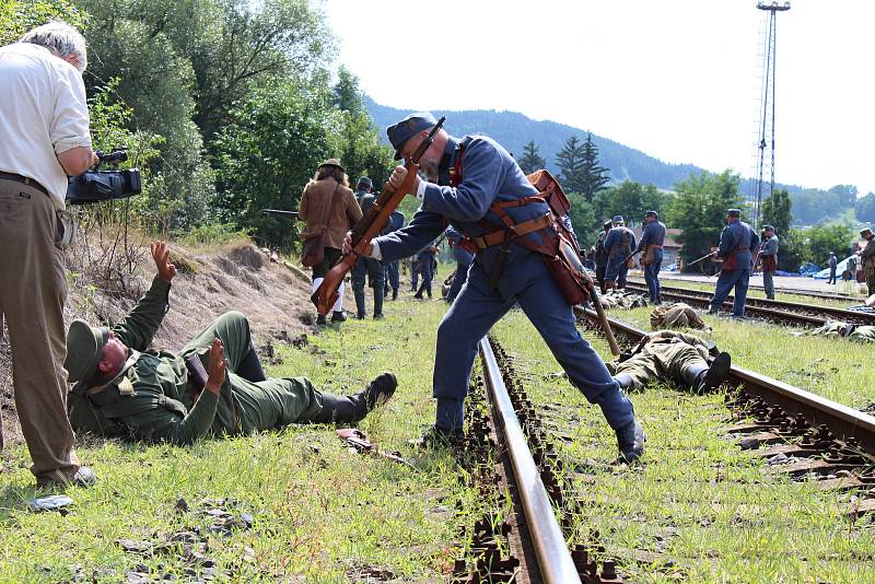 Na nádraží ve Valašských Kloboukách připomněli členové klubů vojenské historie stovkám diváků dobu 1. světové války.