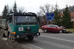 Řidič osobního vozu Mazda se ve středu 15. března 2017 ve Valašském Meziříčí chvilku plně nevěnoval řízení. Naboural do nákladního auta.