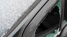 Zloděj při vloupání auto poškodil; Prostřední Bečva, pondělí 16. ledna 2016.