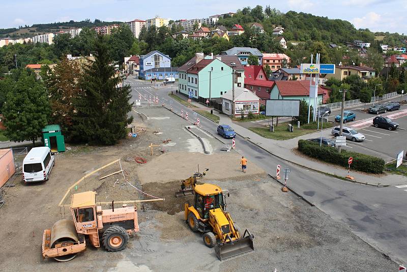 Nový kruhový objezd na vsetínském sídlišti Ohrada se otevře 30. listopadu 2019. Stavební práce začaly 1. července 2019.