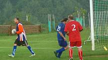 V utkání vsetínské IV. třídy Loučka (červené dresy) porazila Krhovou B 1:0. 
