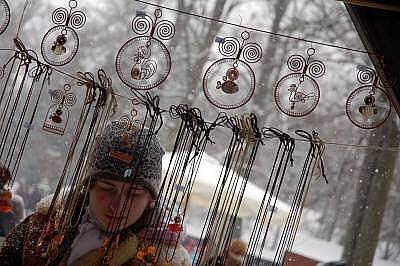 Na vánoční jarmark do skanzenu v Rožnově pod Radhoštěm dorazily tisíce lidí.