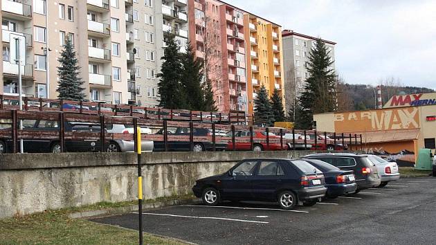 Na radnici uvažují o zbudování parkovacího domu na Sychrově. Před vlakovým nádražím o multifunkční budově. U bývalé vlečky do Zbrojovky naproti autobusovém nádraží, se plánují vytvořit nová parkovací místa. Na většinu novinek však prozatím nejsou finance.