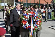 Vojáci a čestní hosté přinášejí v sobotu 20. dubna 2019 smuteční věnce k památníku v Prlově u příležitosti 74. výročí Prlovské tragédie.